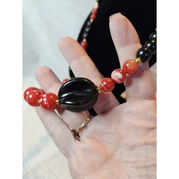 Red Swirl And Black Beaded Plastic Vtg Necklace Clamp Closure 23 Inches - Picture 4 of 5